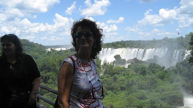 Rosa en las Cataratas de Iguazu.jpg